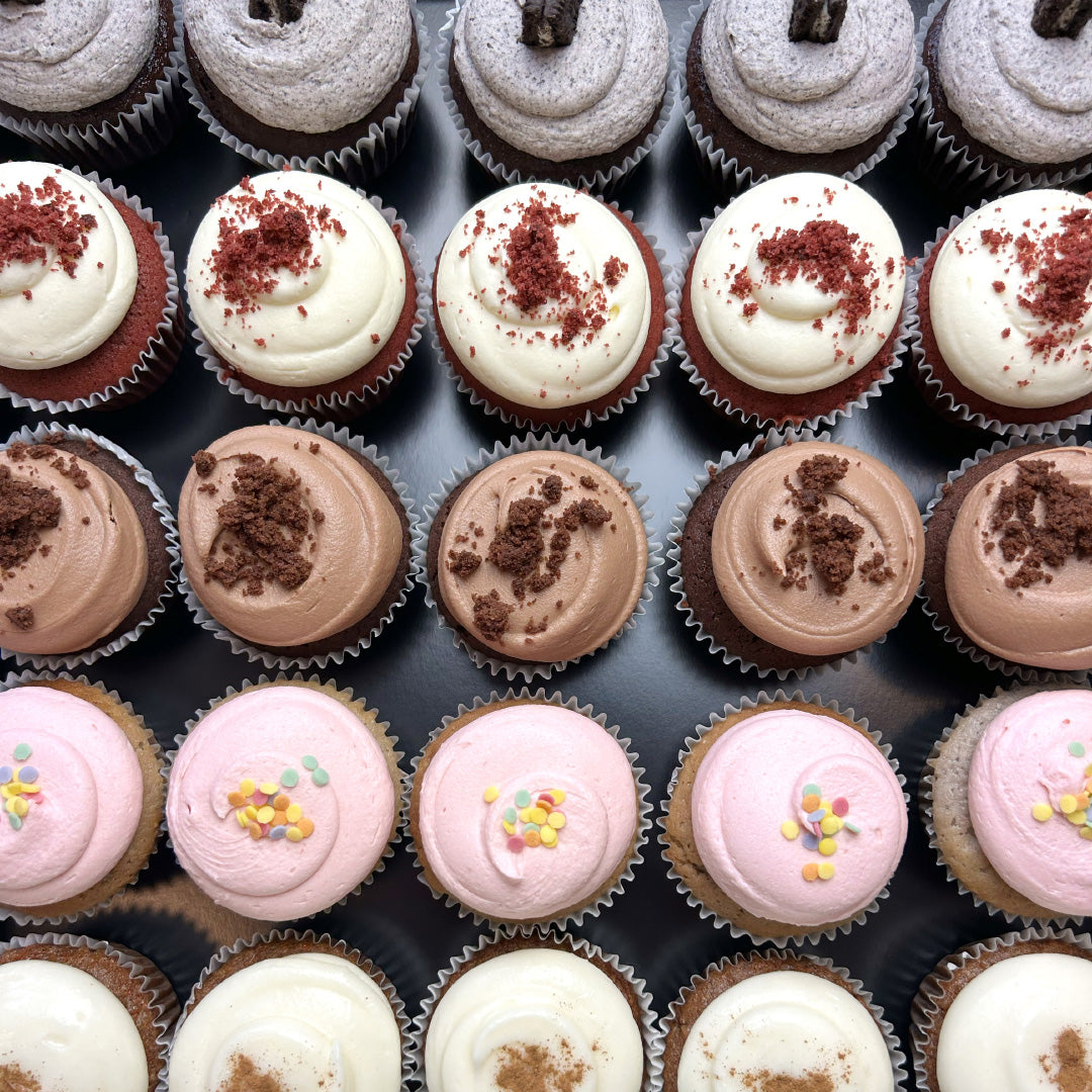 Bestseller Cupcakes auf elegantem Tablar / 30 Stück