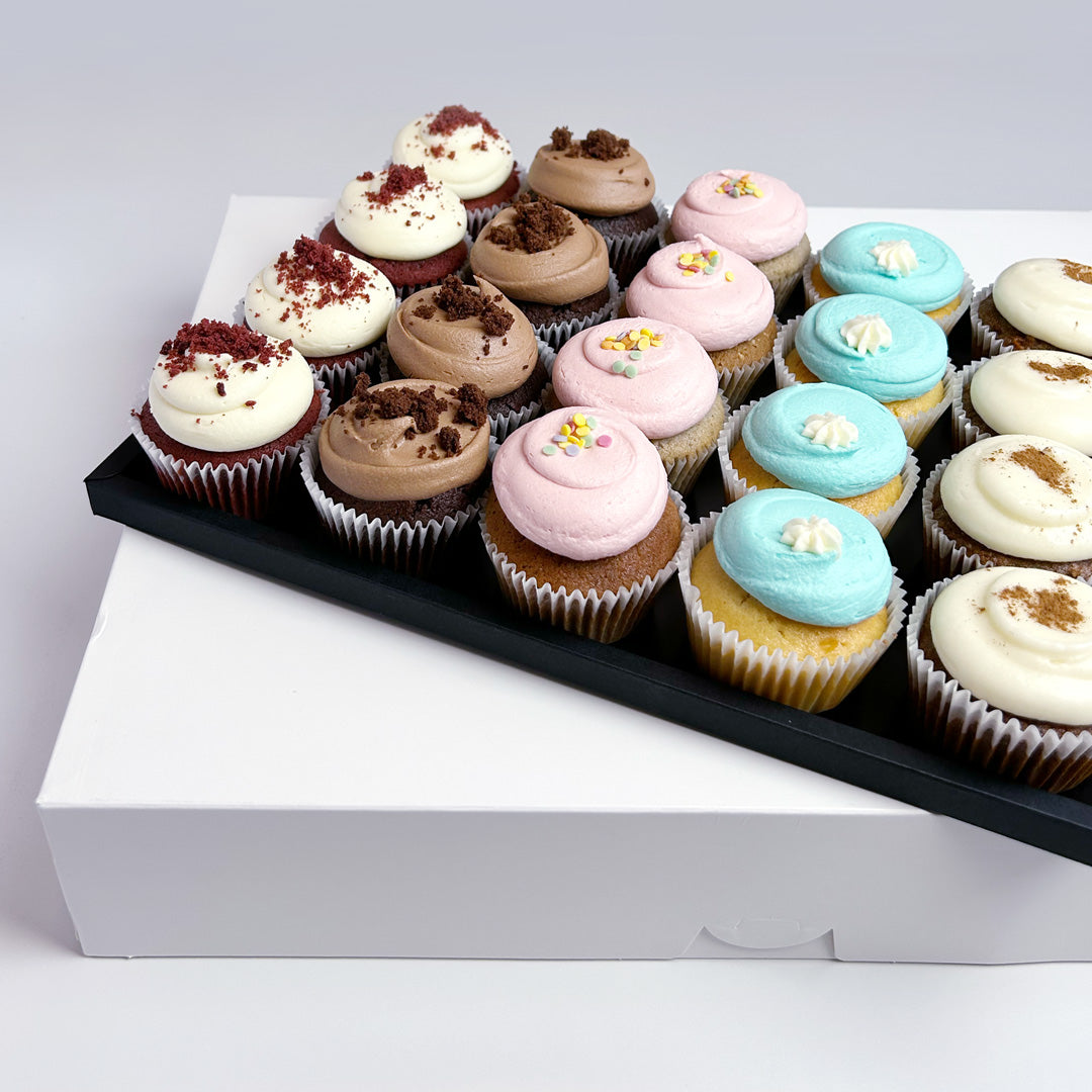Bestseller Cupcakes auf elegantem Tablar / 20 Stück