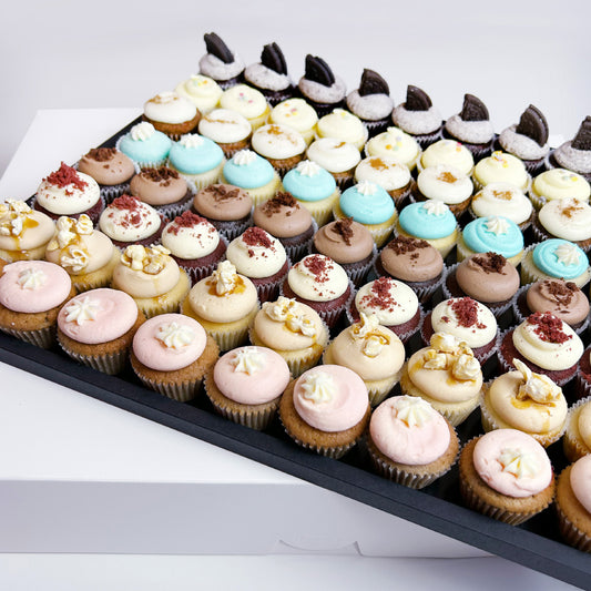 Bestseller Mini Cupcakes auf elegantem Tablar / 80 Stück