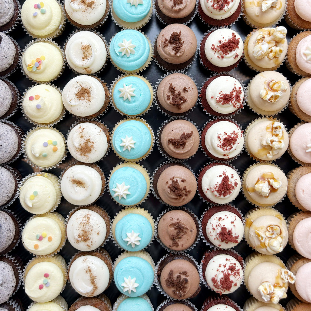 Bestseller Mini Cupcakes auf elegantem Tablar / 80 Stück