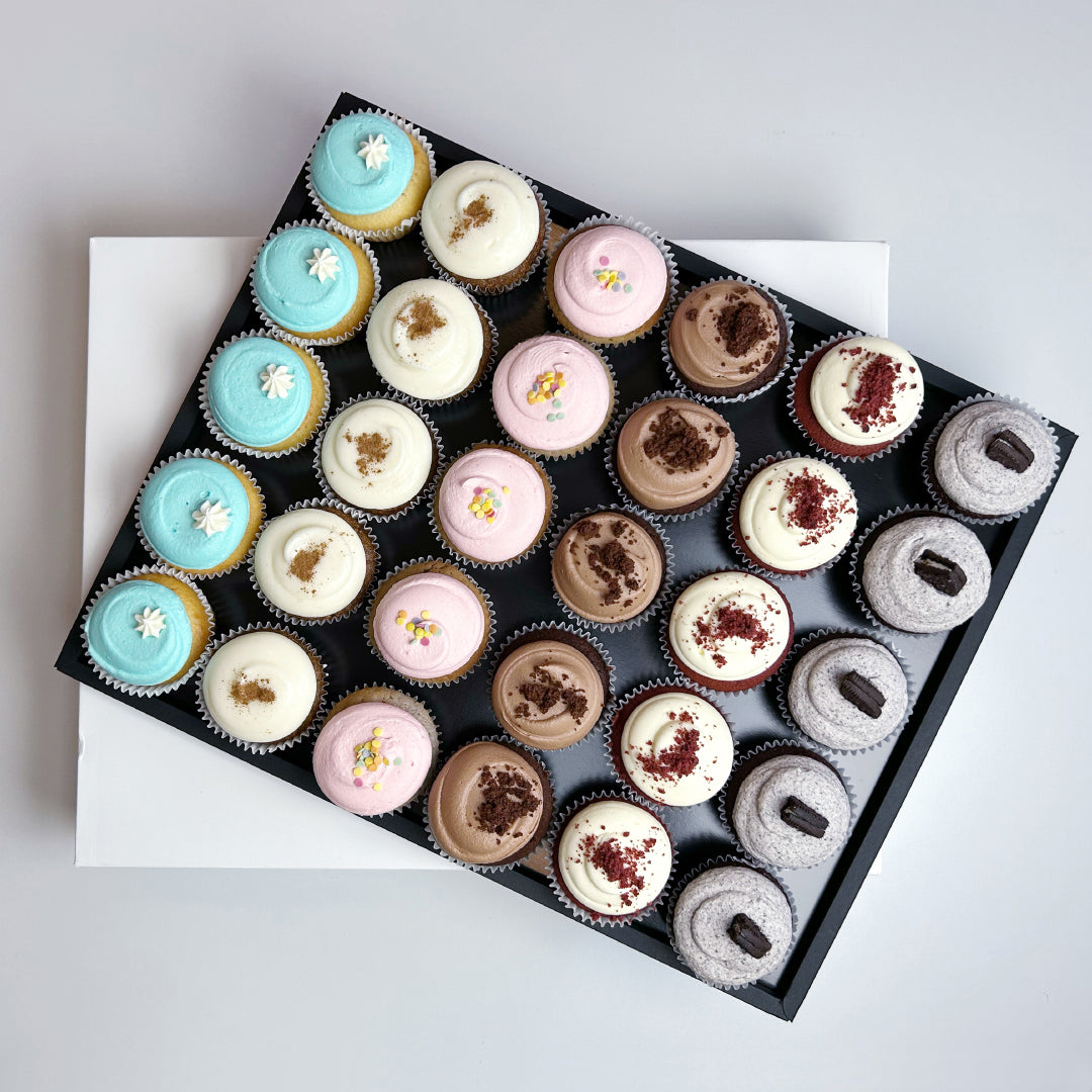 Bestseller Cupcakes auf elegantem Tablar / 30 Stück