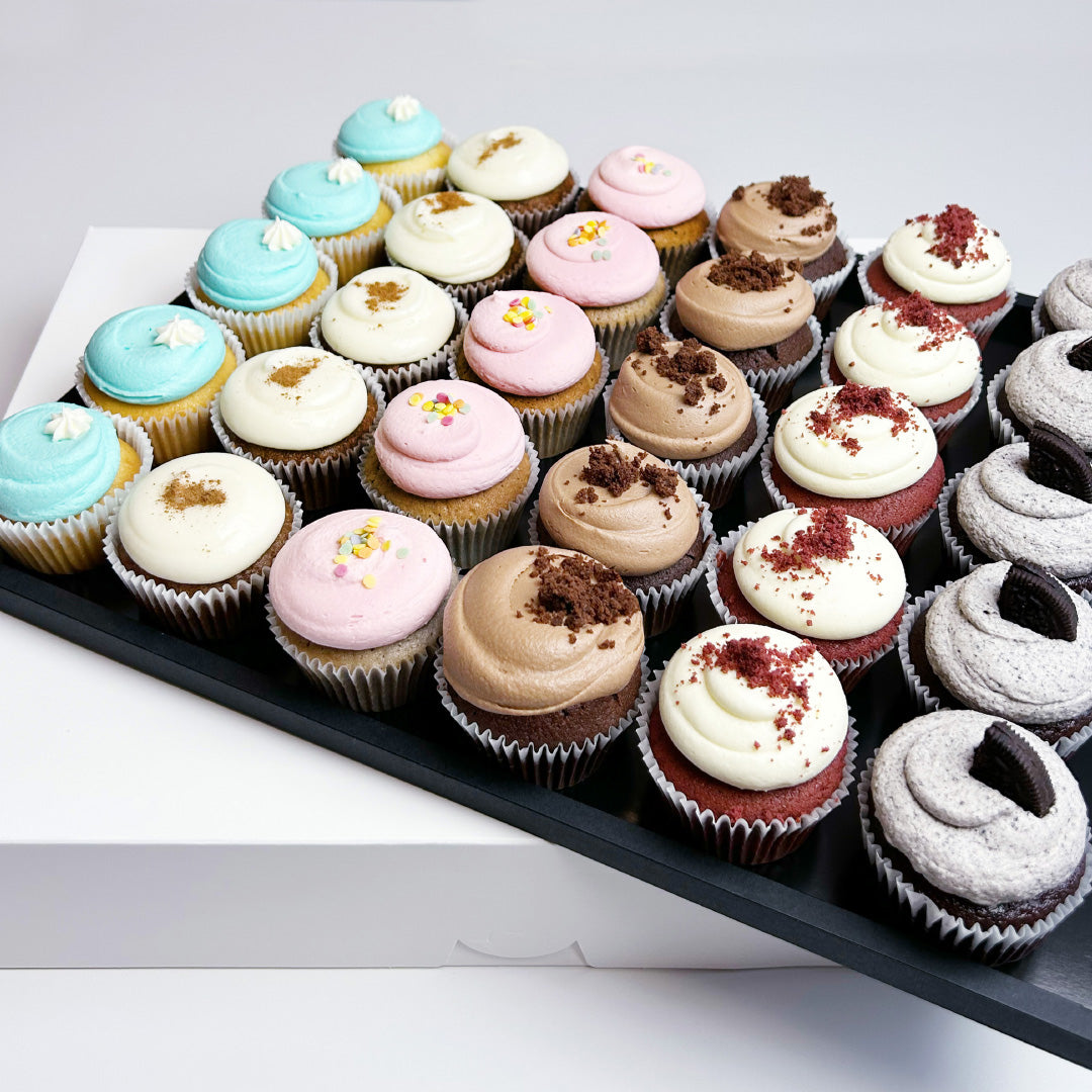 Bestseller Cupcakes auf elegantem Tablar / 30 Stück