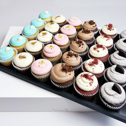 Bestseller Cupcakes auf elegantem Tablar / 30 Stück
