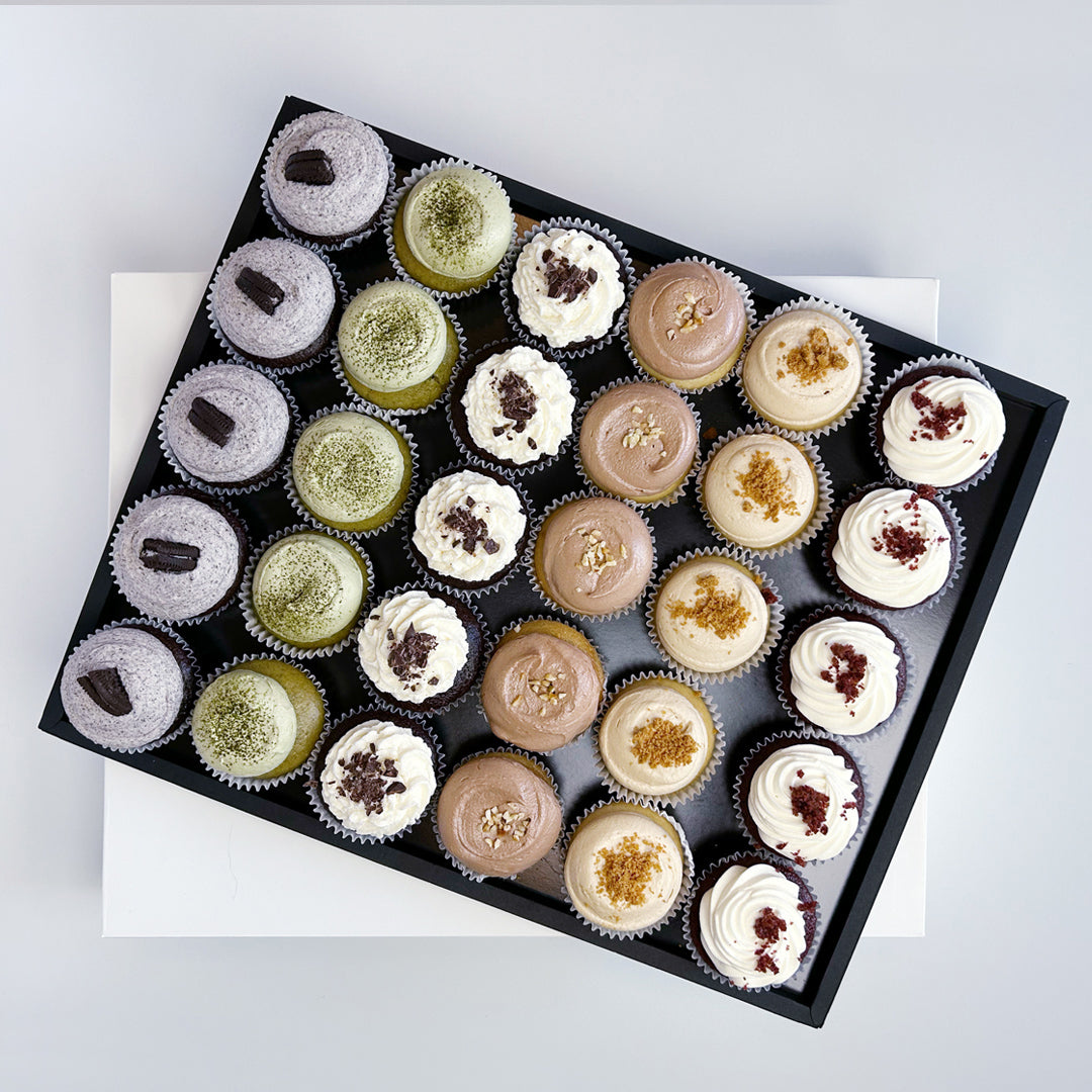 Vegan Cupcake Selection auf elegantem Tablar / 30 Stück