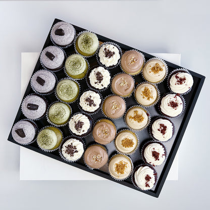 Vegan Cupcake Selection auf elegantem Tablar / 30 Stück