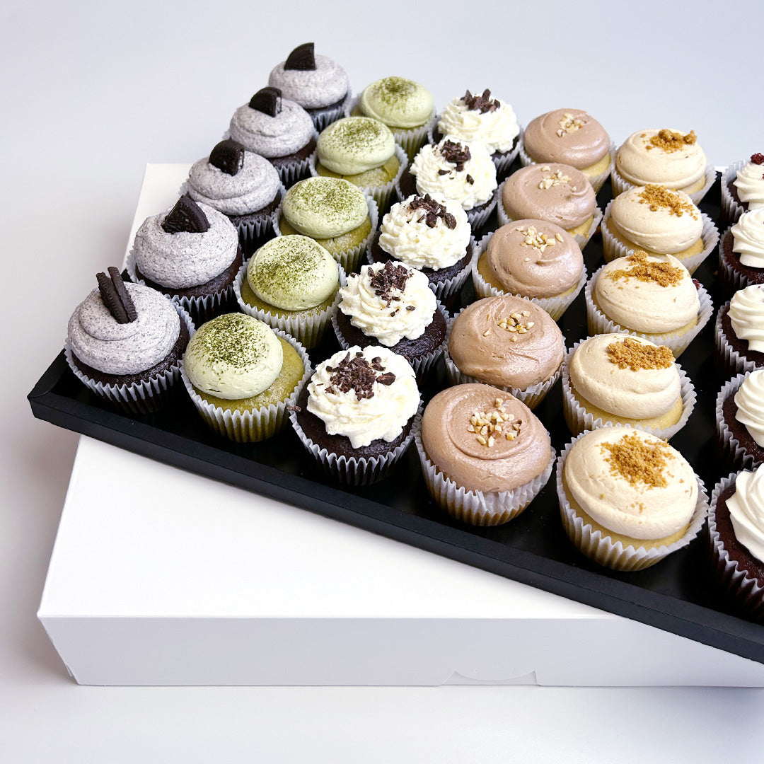 Vegan Cupcake Selection auf elegantem Tablar / 30 Stück