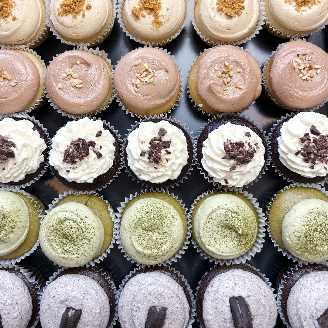 Vegan Cupcake Selection auf elegantem Tablar / 30 Stück