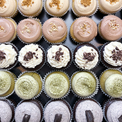 Vegan Cupcake Selection auf elegantem Tablar / 30 Stück