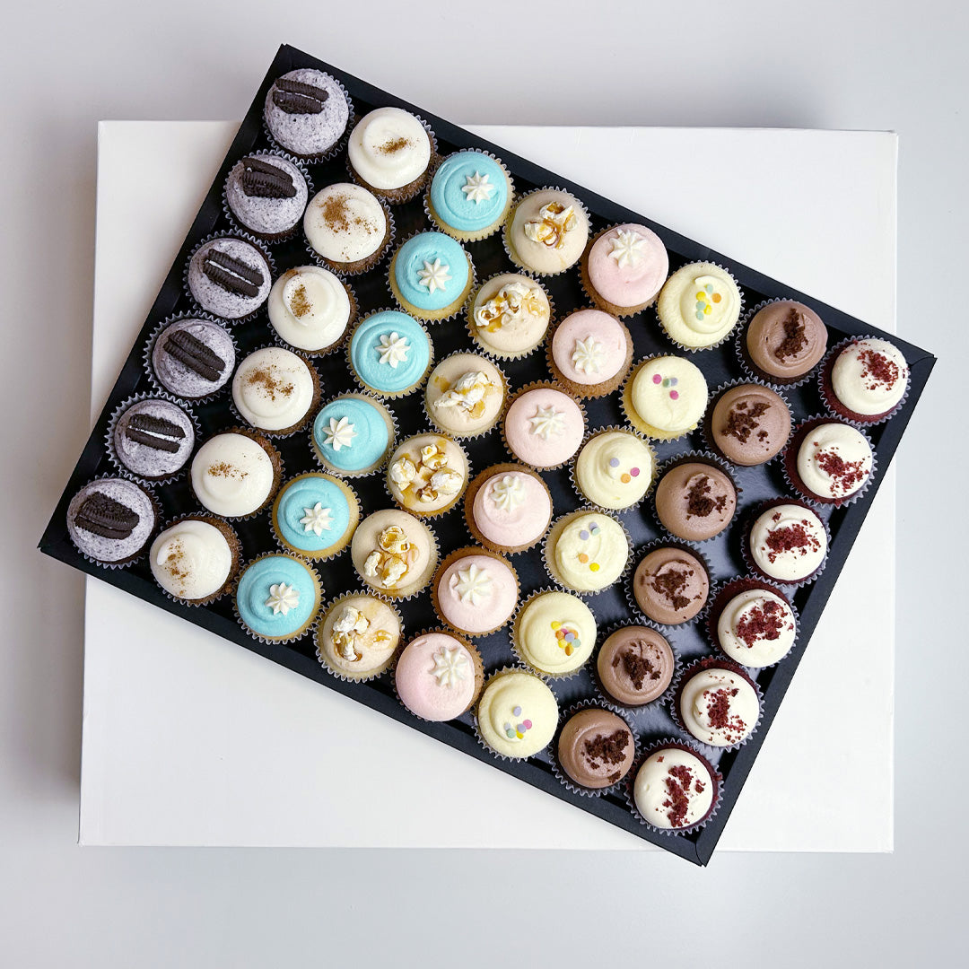 Bestseller Mini Cupcakes auf elegantem Tablar / 48 Stück
