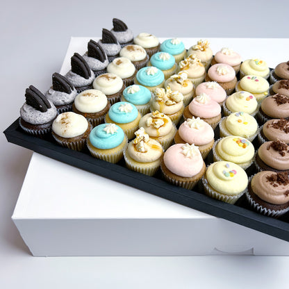 Bestseller Mini Cupcakes auf elegantem Tablar / 48 Stück