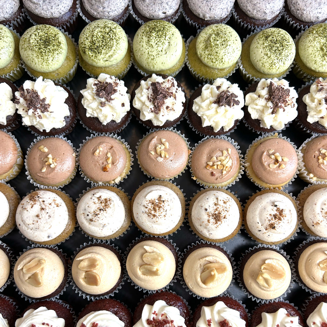 Vegan Mini Cupcake Selection auf elegantem Tablar / 80 Stück