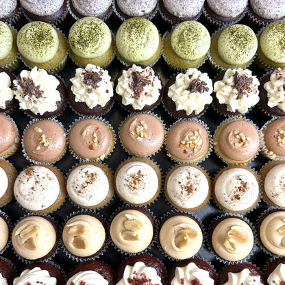 Vegan Mini Cupcake Selection auf elegantem Tablar / 80 Stück