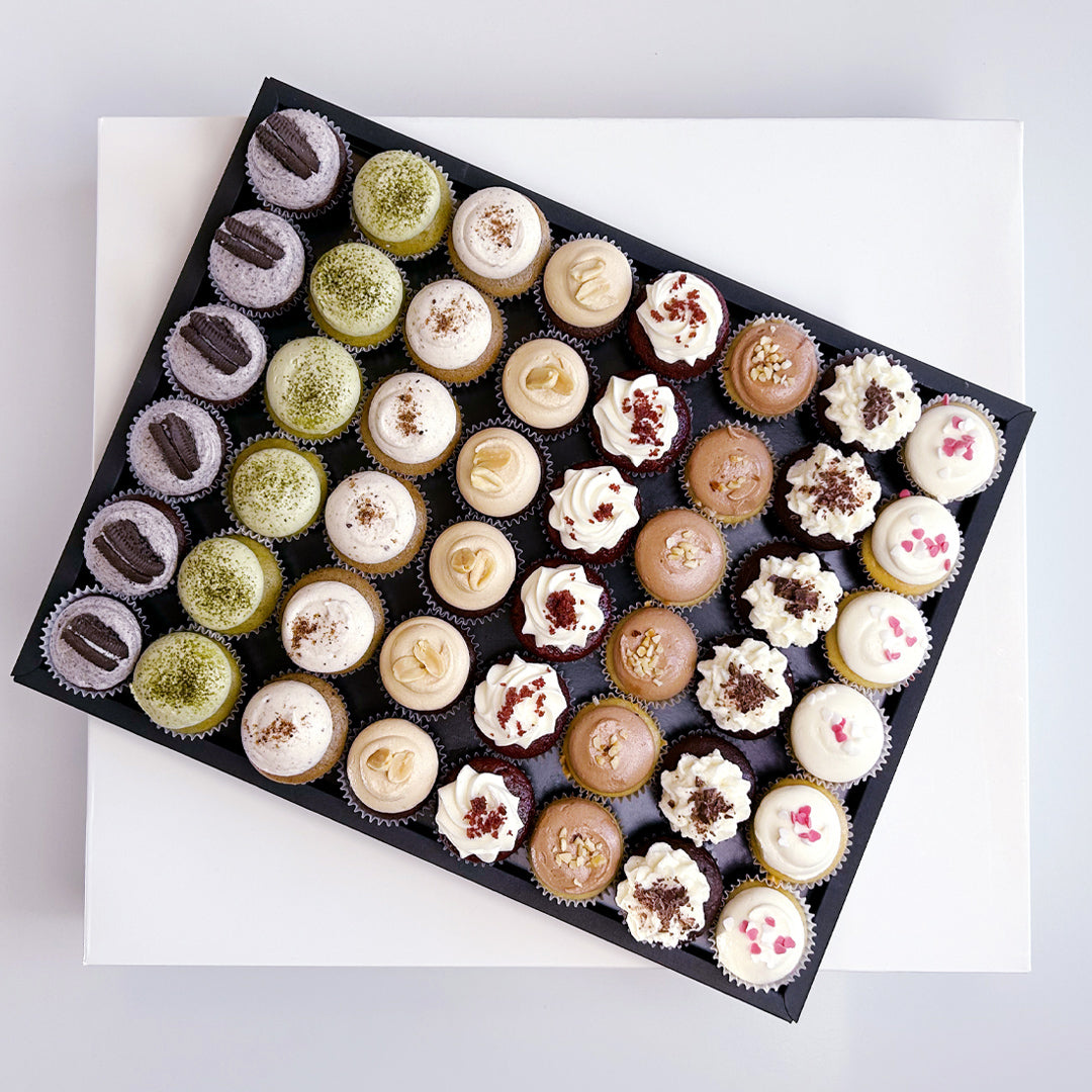 Vegan Mini Cupcakes Selection auf elegantem Tablar / 48 Stück
