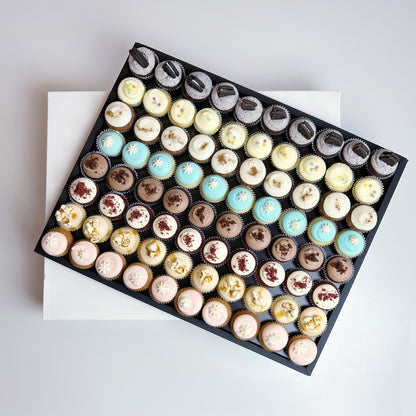 Bestseller Mini Cupcakes auf elegantem Tablar / 80 Stück
