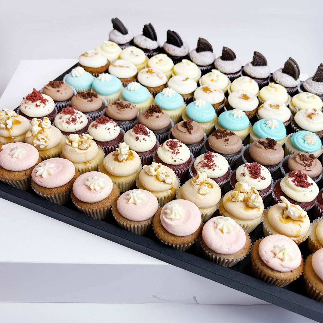 Bestseller Mini Cupcakes auf elegantem Tablar / 80 Stück