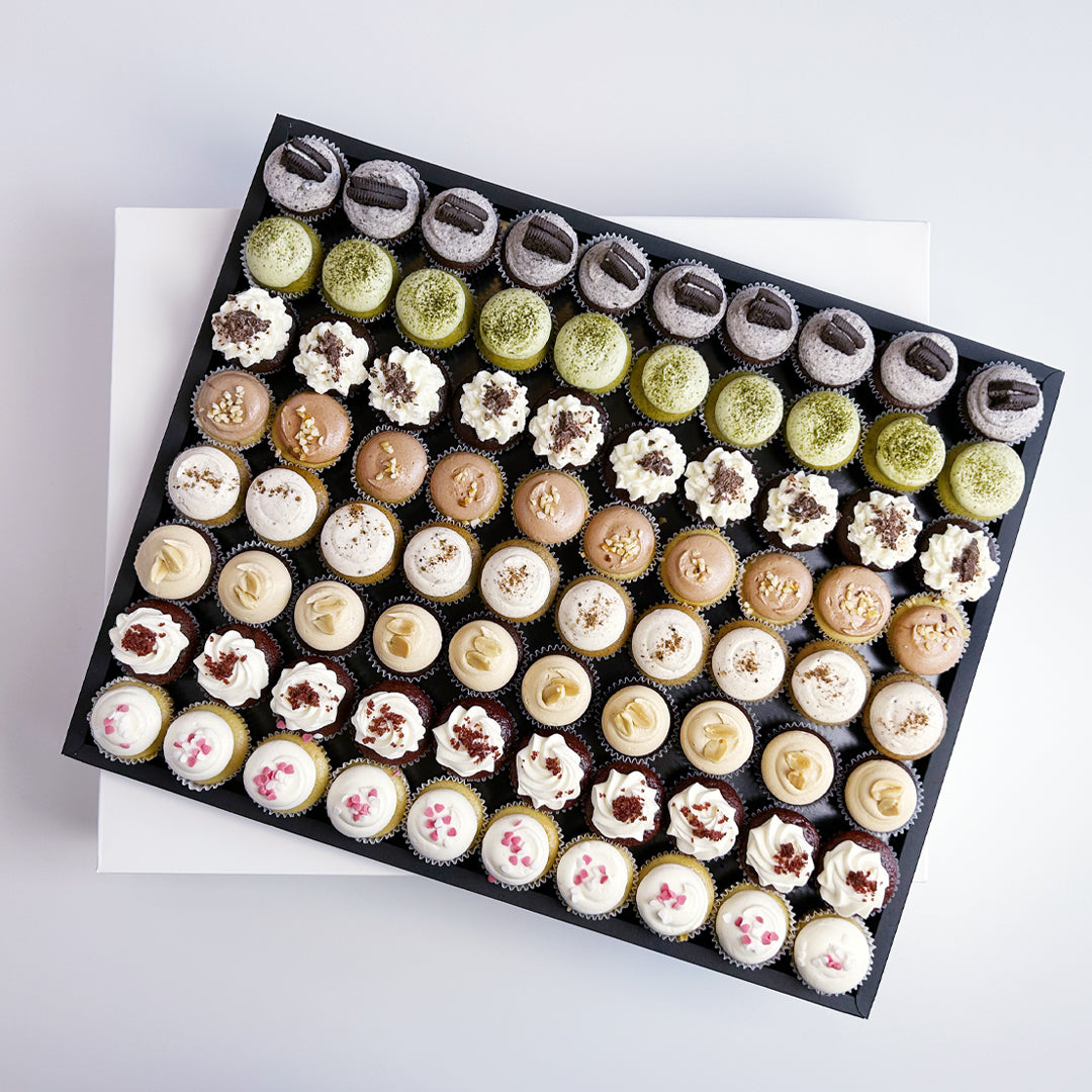 Vegan Mini Cupcake Selection auf elegantem Tablar / 80 Stück