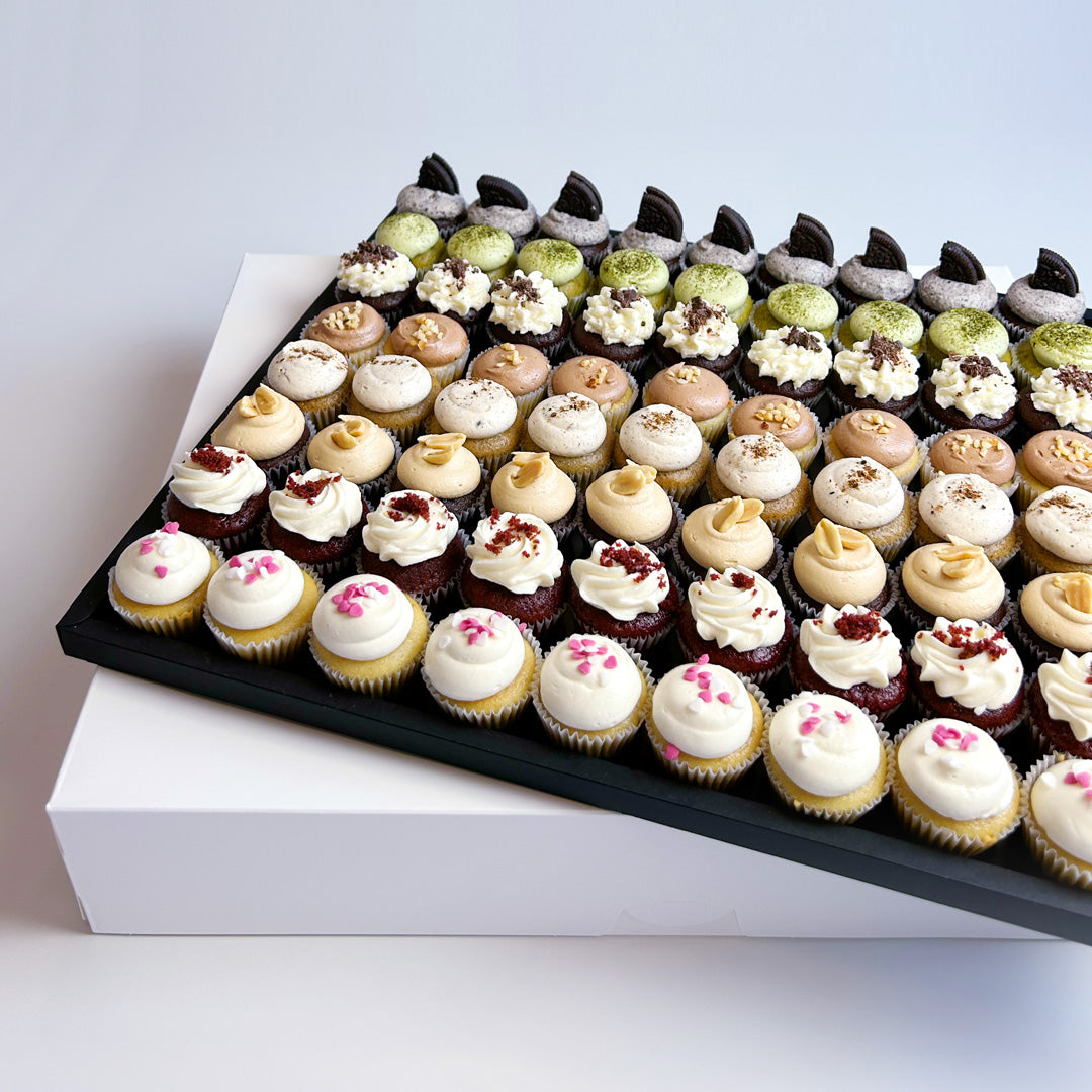 Vegan Mini Cupcakes Selection auf elegantem Tablar / 48 Stück